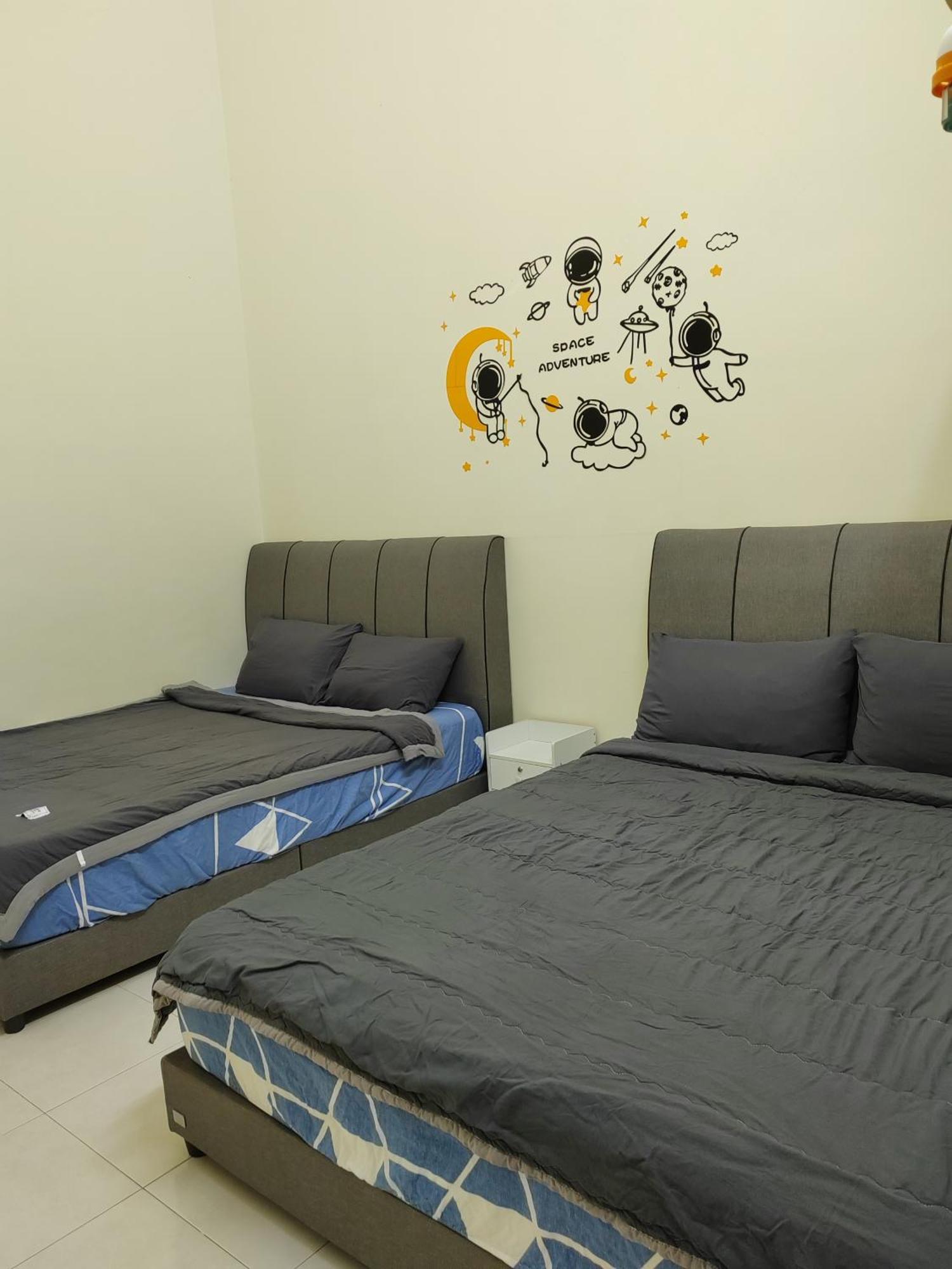 My Homestay Sitiawan - Astronaut Space House 8 Pax Bagian luar foto